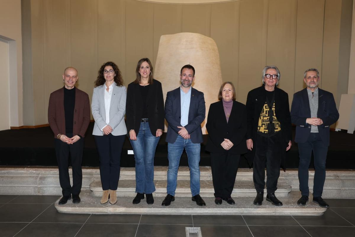 Fotografia de família amb els artistes i les autoritats, en la inauguració.