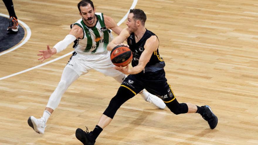 Marcelinho Huertas se dispone a realizar un pase ante la presión de Pau Ribas, durante el partido jugado ayer en el Santiago Martín.