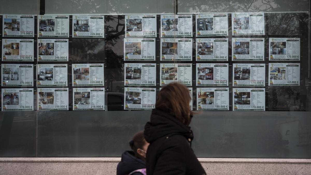 Una mujer observa la oferta de una inmobiliaria de València.