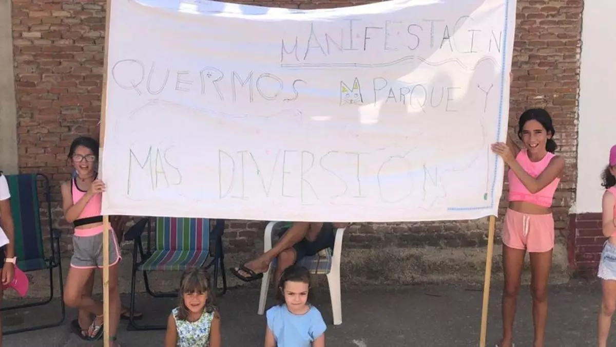 Batalla infantil en un pueblecito de Zamora por un parque: "¡Los niños queremos diversión!"