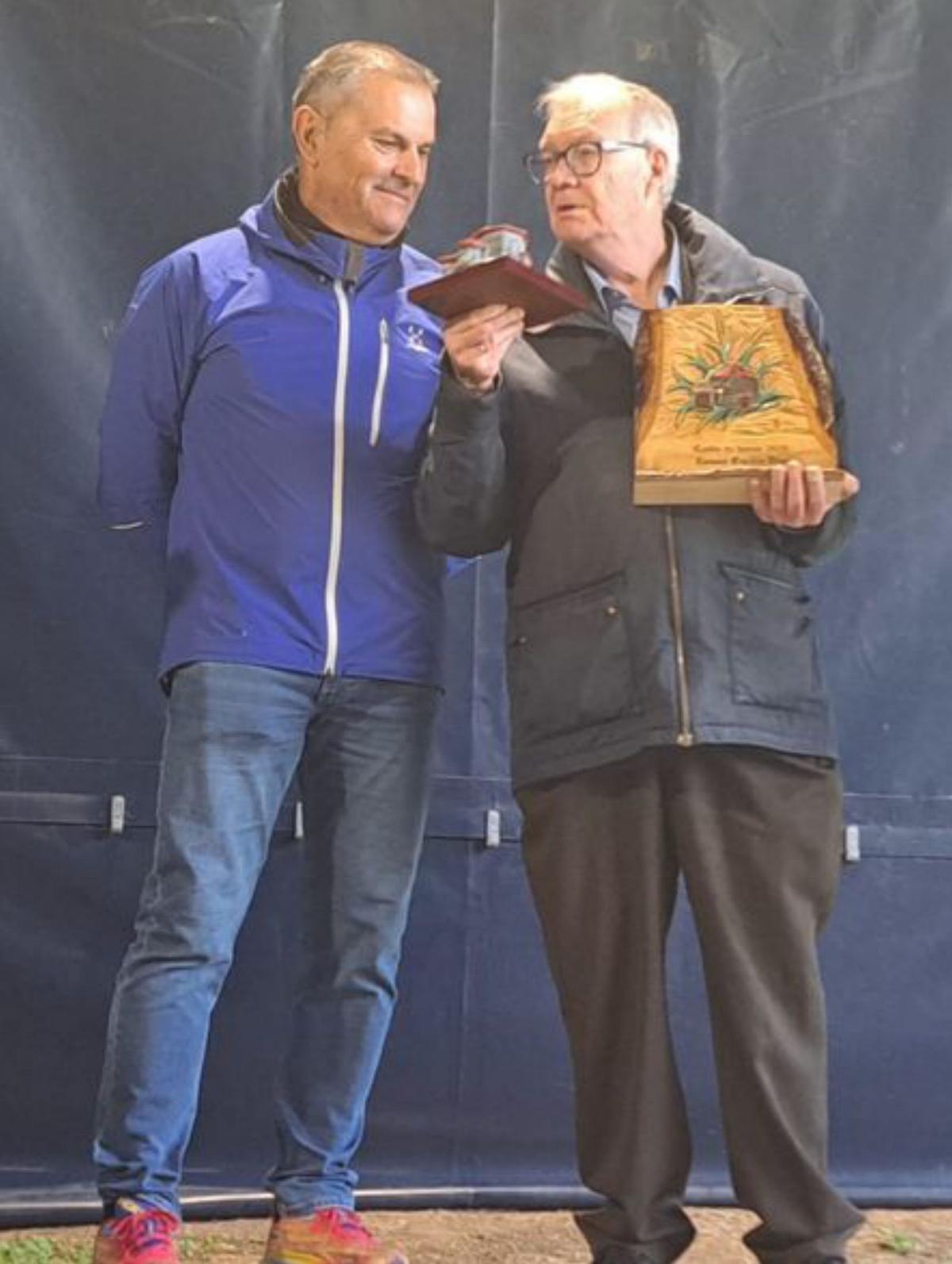 Por la izquierda, Rosslyn Harvey, australiana de Melbourne; Tomás Emilio Díaz, tras recibir el «Cardo de Honor» de manos de Mino García, y el ovetense Manolo Fidalgo, de 83 años, senderista de mayor edad | FERNANDO DELGADO