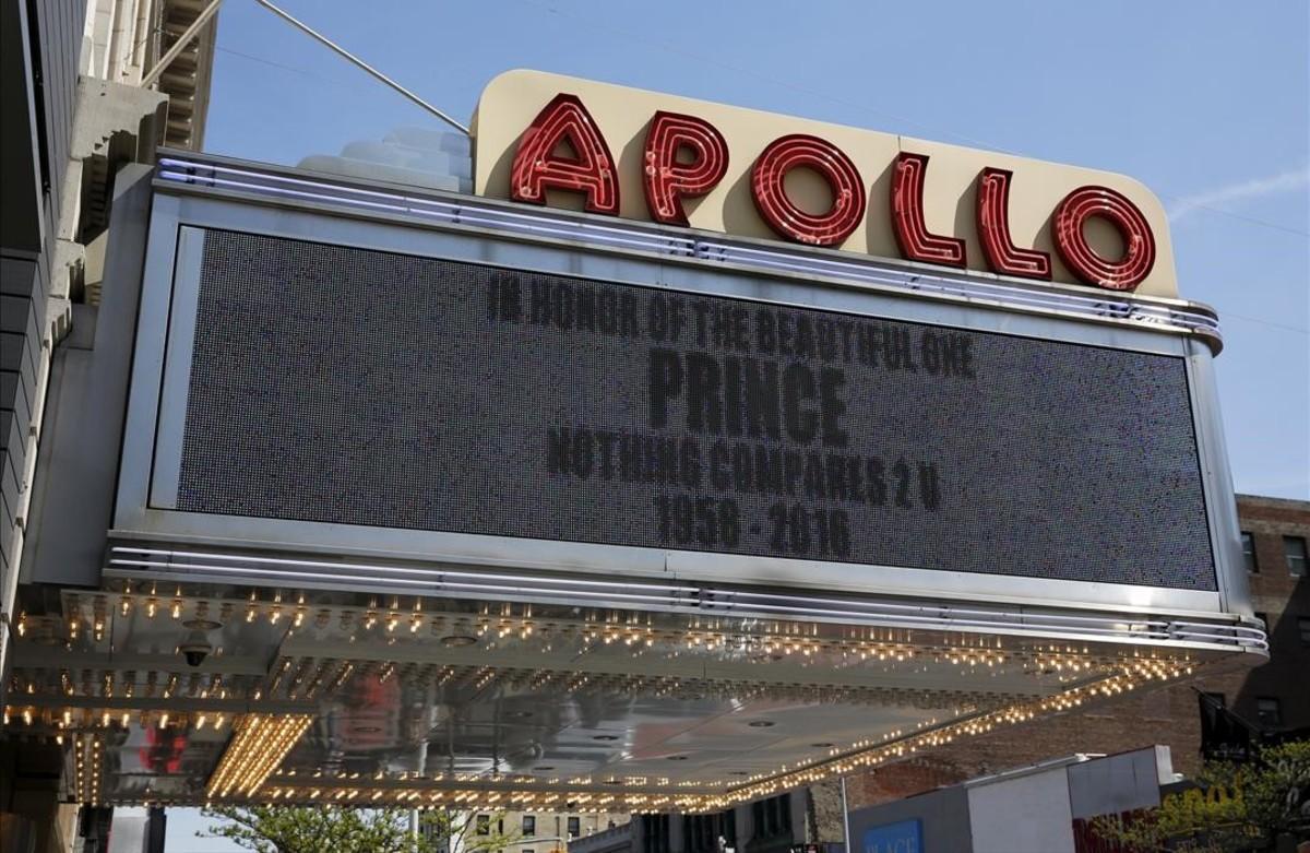 El luminoso  del Teatro Apolo de luto, por la muerte de la cantante Prince en Manhattan, Nueva York.