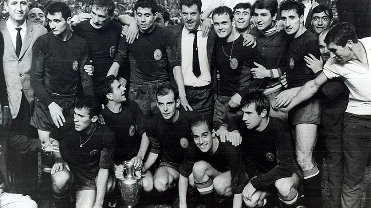 Villalonga, en el centro con corbata, tras lograr España su primer Europeo de selecciones, en 1964.
