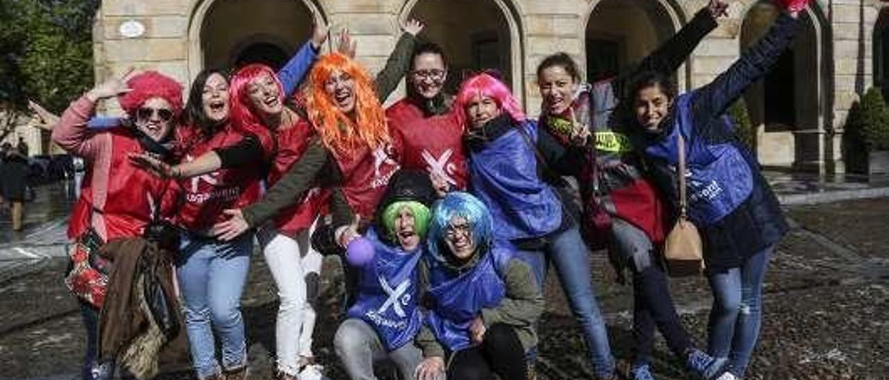 Jóvenes celebrando una despedida de soltera en Gijón.