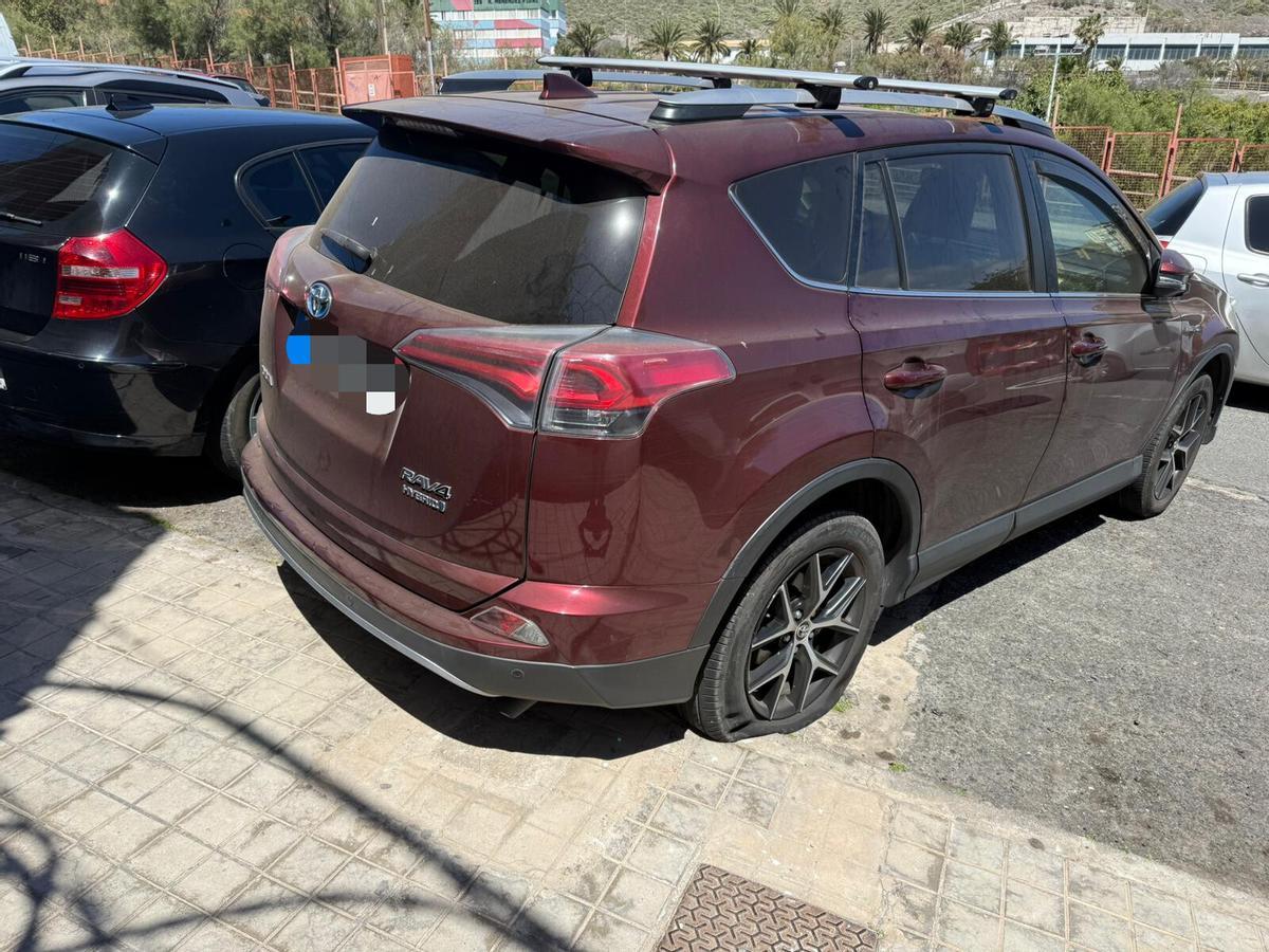 Uno de los vehículos afectados por los pinchazos en los neumáticos.