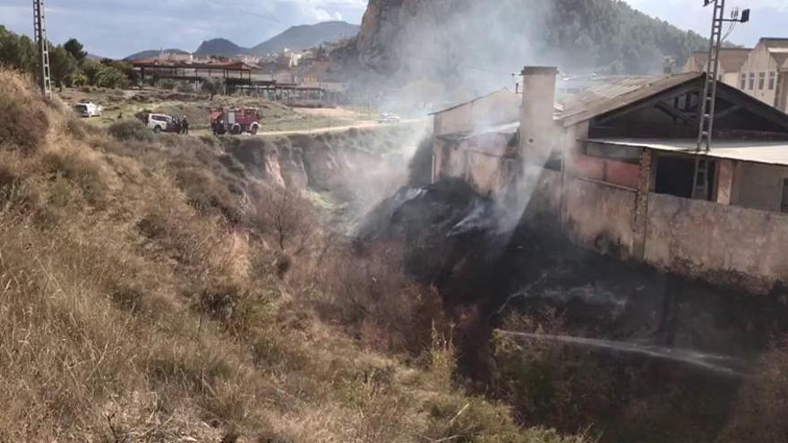 Un incendio amenaza a las industrias de un barrio de Sax