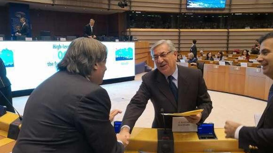 López-Asenjo, de espaldas, saluda al comisario europeo Karmenu Vella.