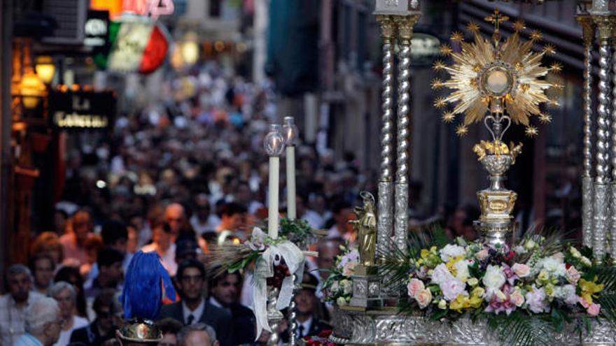 Un momento de la procesión del Corpus de 2010. La carroza que porta la custodia se está restaurando.