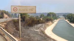 Señal indicativa de Xerta, calcinada por el fuego, en el municipio de Aldover (Baix Ebre).