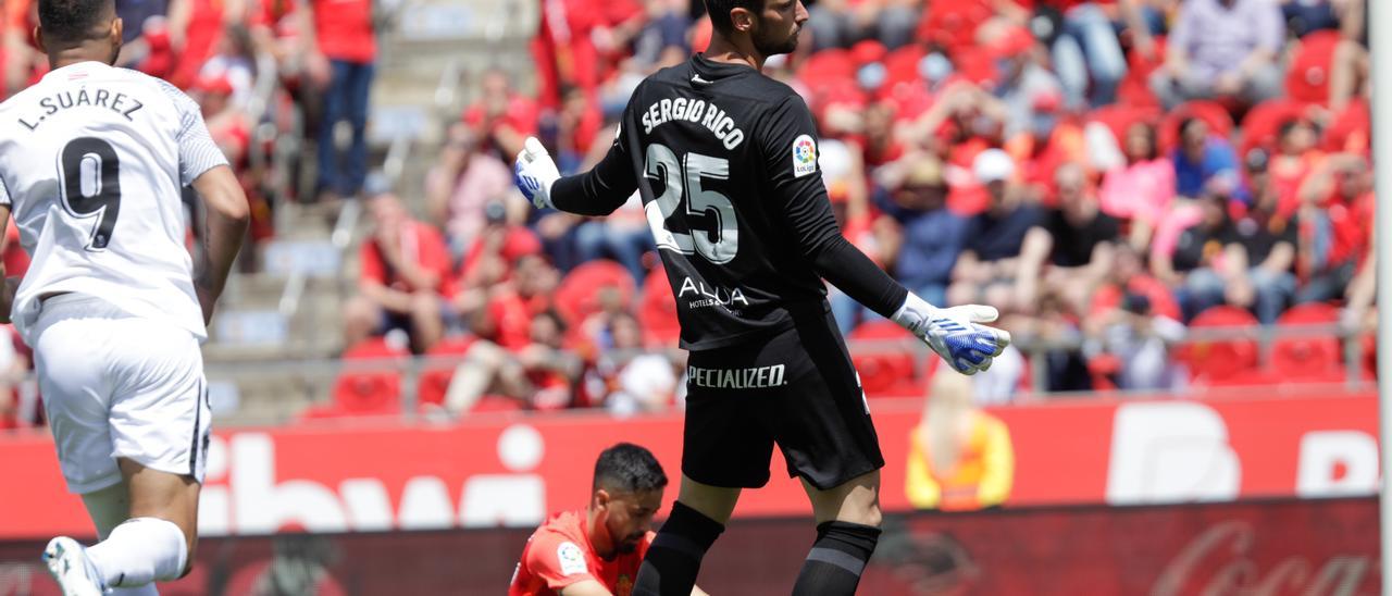 Sergio Rico se lamenta tras encajar uno de los seis goles ante el Granada.