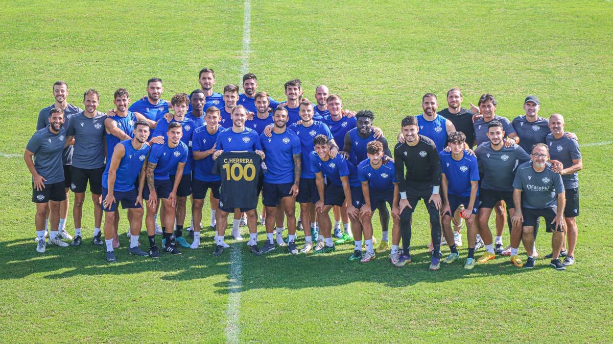 La plantilla del Intercity arropa a Cristian Herrera con la camiseta con el número 100