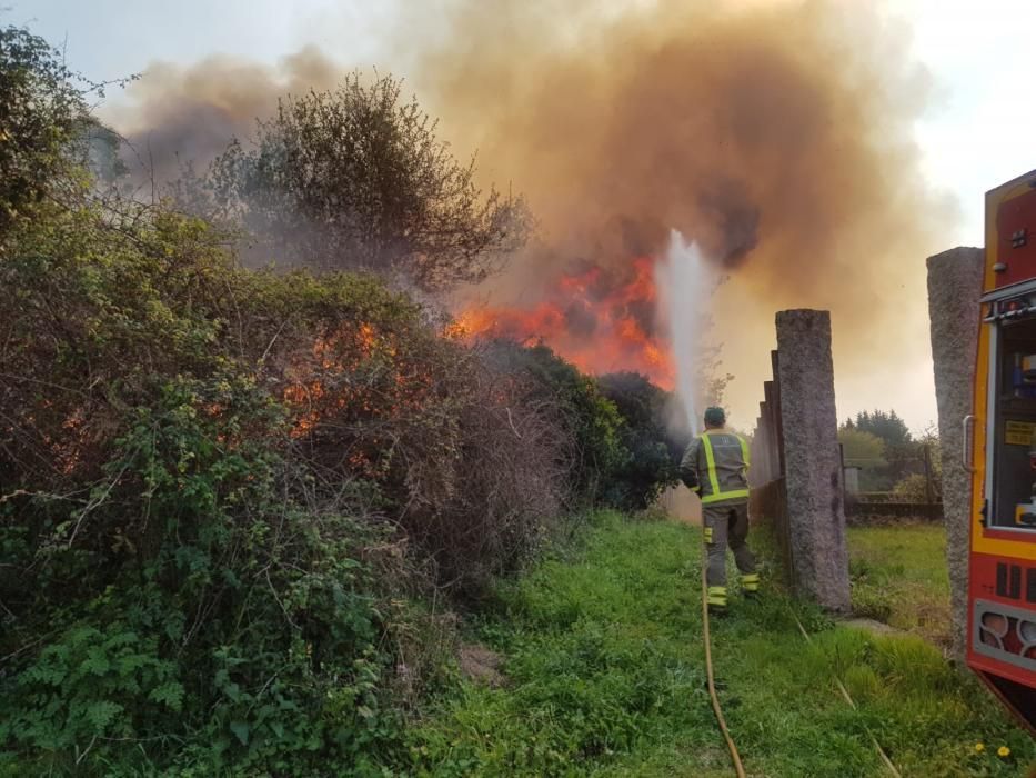 El fuego arrasa en Rianxo más de 850 hectáreas