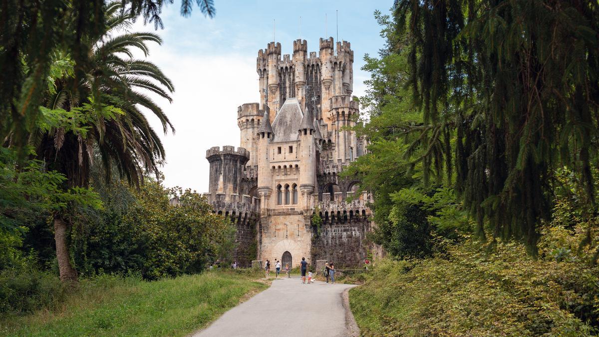 El palacio donde vivieron los vampiros españoles: todos los encantos del Castillo de Butrón