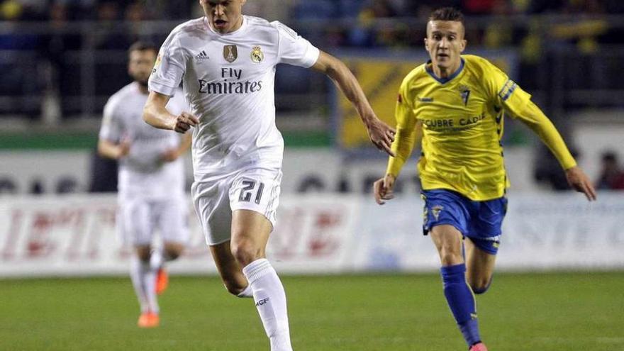 Cheryshev conduce el balón durante el partido de ayer.