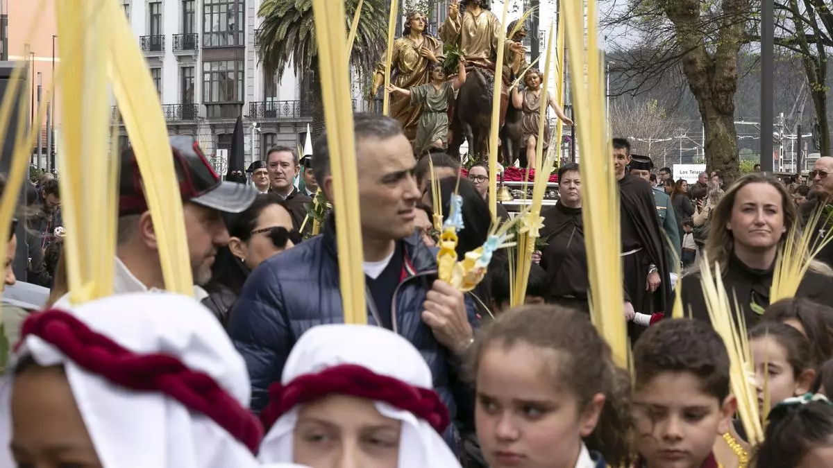 La procesión de Ramos estrena paseíllo arbóreo en Avilés