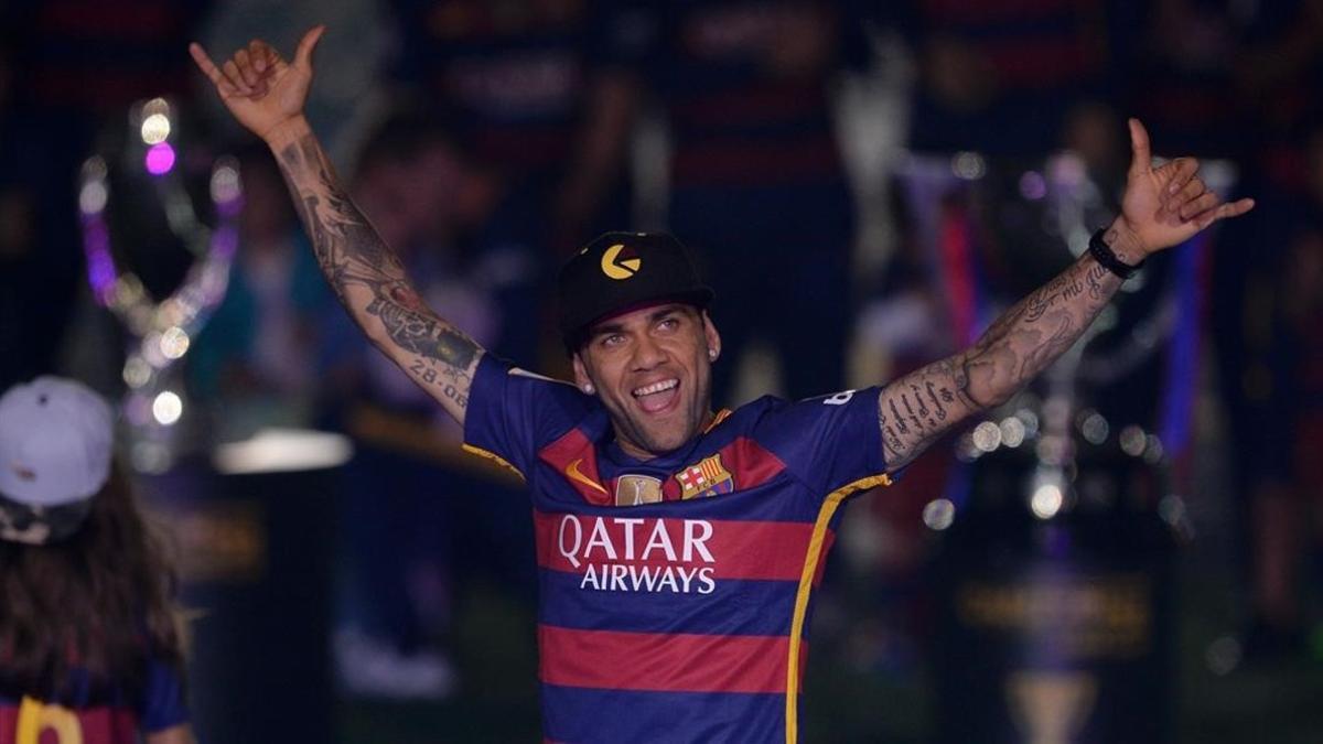 Dani Alves, durante la celebración del doblete en el Camp Nou