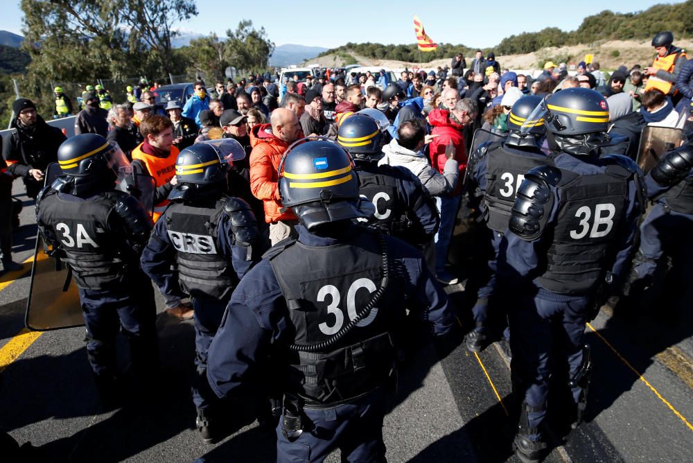 Una acció del Tsunami Democràtic talla l'AP-7 a la Jonquera