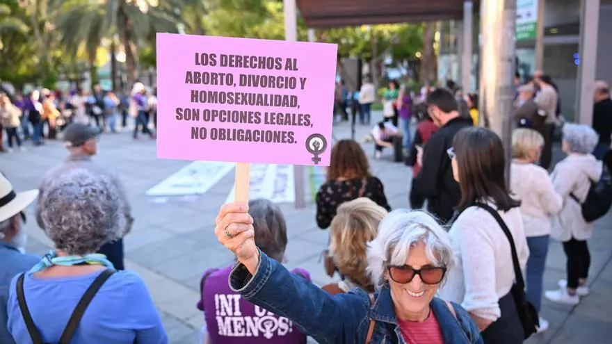 "Fuera rosarios de nuestro ovarios": las plataformas feministas de Elche protestan contra la moción abortista de PP y VOX