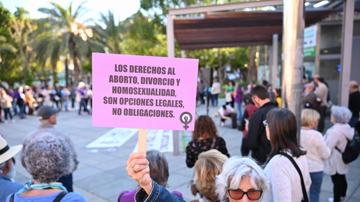 "Fuera rosarios de nuestro ovarios": las plataformas feministas de Elche protestan contra la moción abortista de PP y VOX