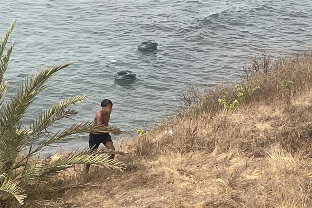 Un migrant aconsegueix arribar en flotador a Ceuta.