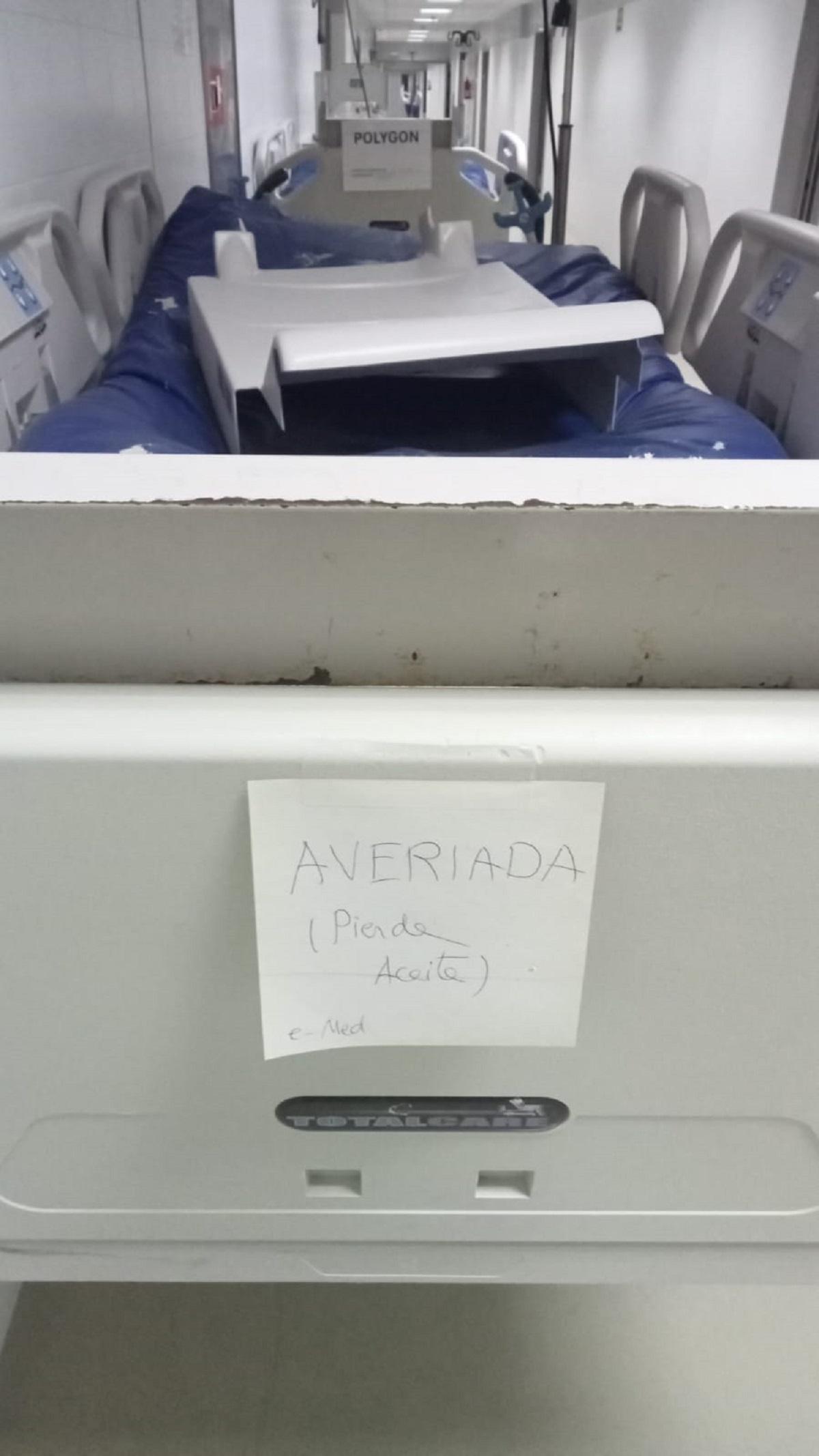 Camas averiadas en los pasillos de La Fe.