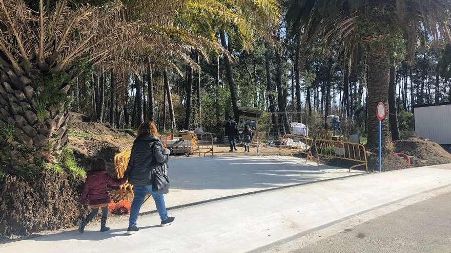 Un jardinero adecenta la mediana en la calle Don Pedro. // Muñiz