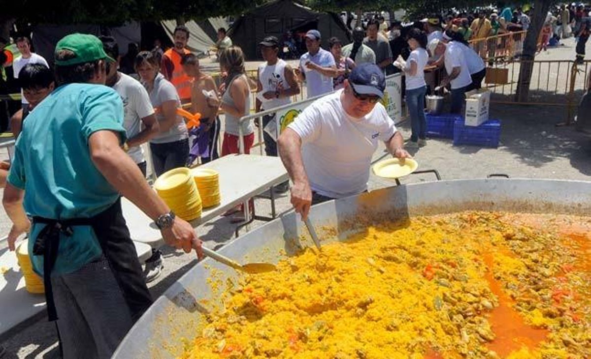Repartiment de paella al campament dels afectats pel terratrèmol que dimecres va sacsejar la localitat murciana de Llorca.