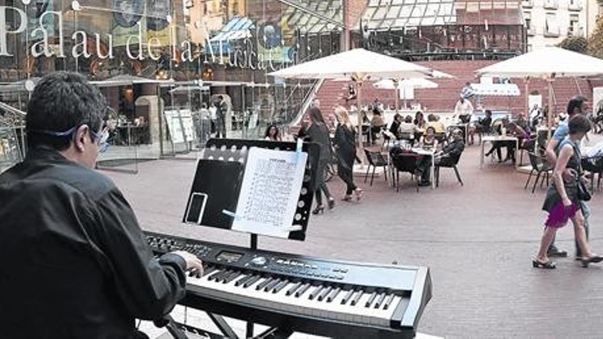 La terraza en la entrada del Palau de la Música alberga conciertos al aire libre desde las siete de la tarde.