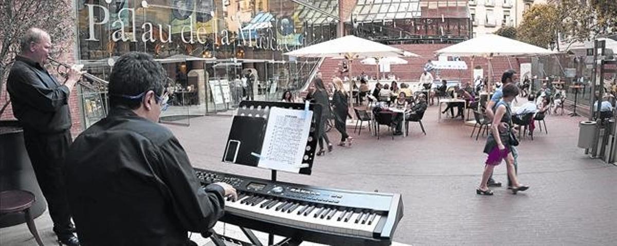 La terrassa a l’entrada del Palau de la Música acull concerts a l’aire lliure des de les set del vespre.
