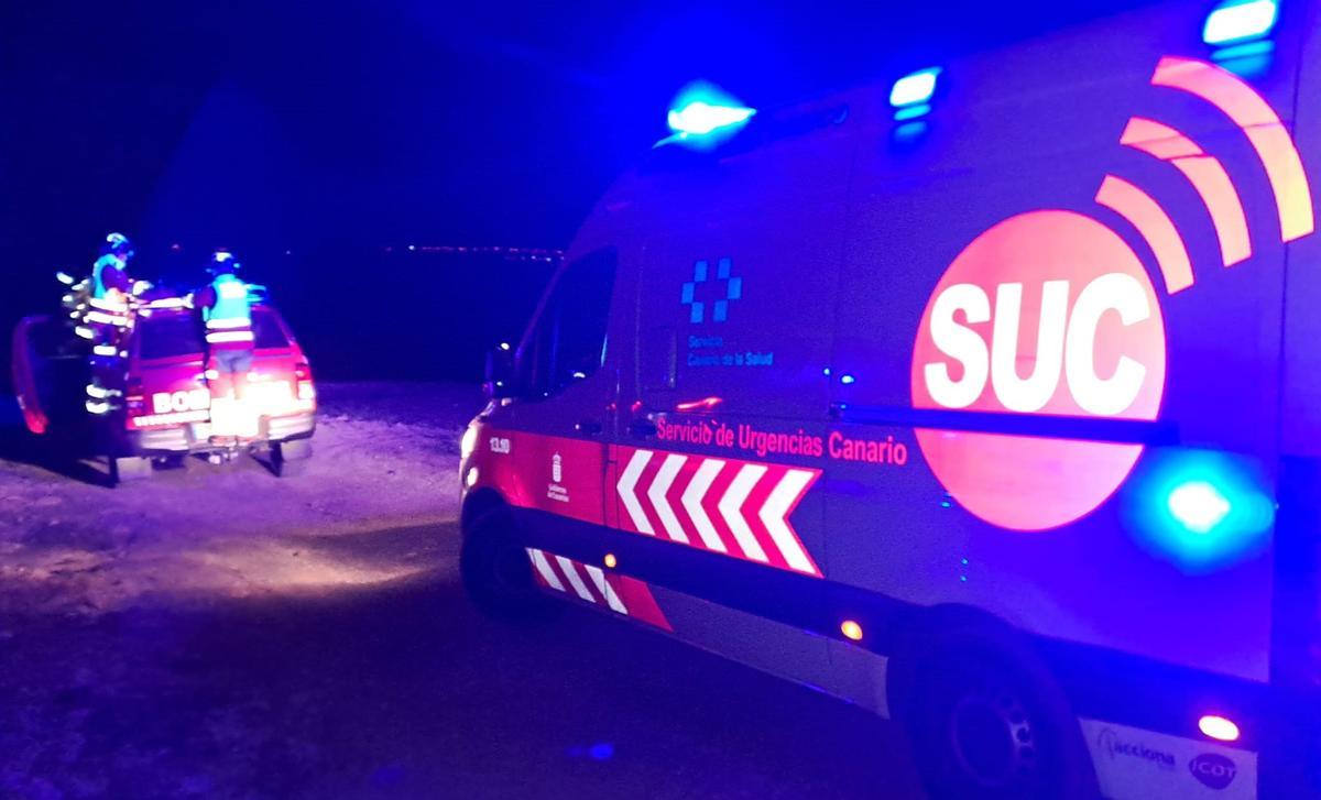 Ambulancia del SUC y bomberos del Consorcio de Seguridad y Emergencias de Lanzarote, en la noche del pasado lunes en el rescate de un parapentista en Teguise