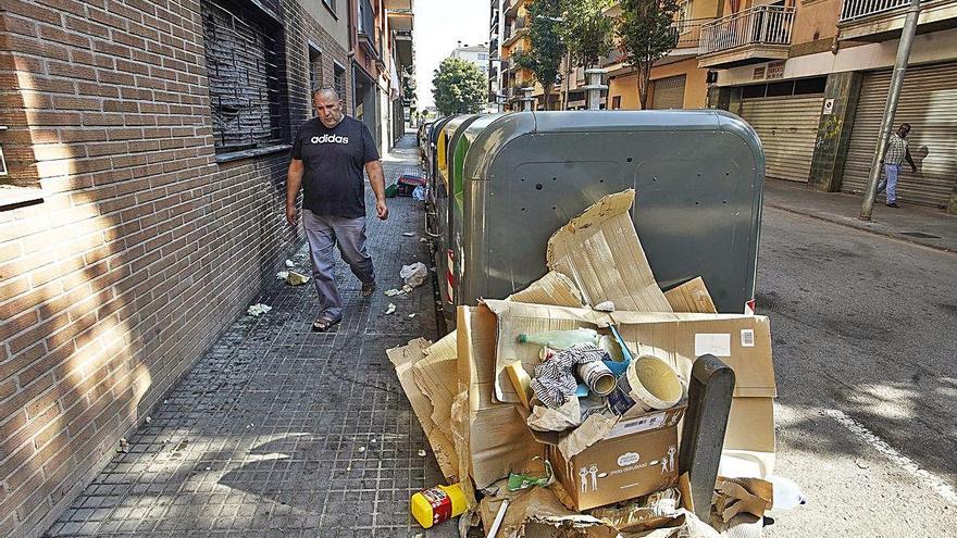 Aspecte del carrer Ramon y Cajal de Salt, ahir.