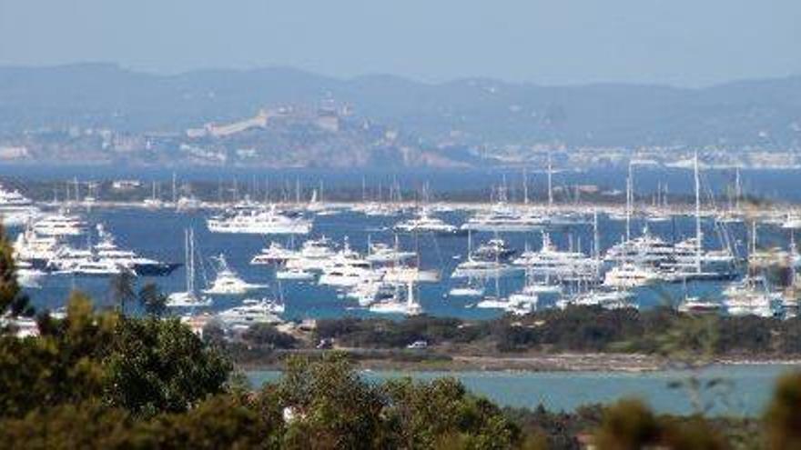 Embarcaciones fondeadas en aguas del Parque Natural de ses Salines de Formentera.