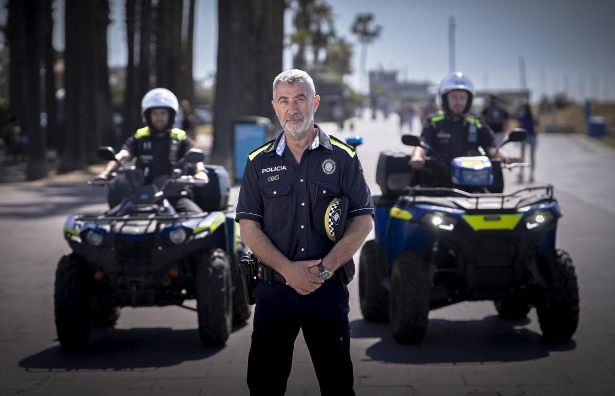 David Puertas, cap de la Policia Local de Platja d’Aro, a la sala de control de la xarxa municipal de videovigilància. | EDU GIL