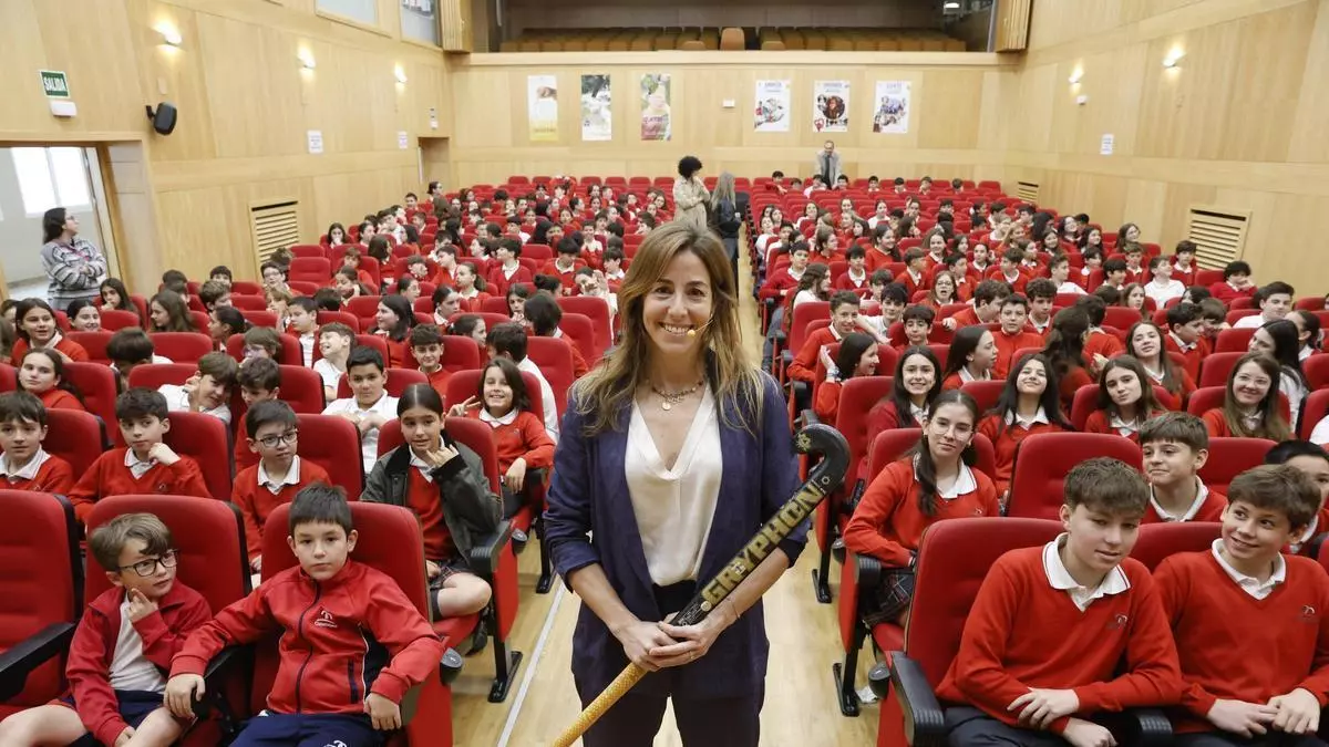 La olímpica María López, de regreso al colegio Corazón de María de Gijón para hablar de los valores del deporte