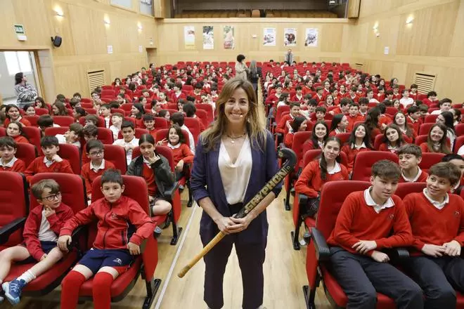 María López, jugadora de hockey hierba, visita el Corazón de María (en imágenes)