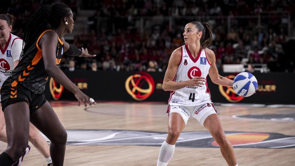 Mariona, con el balón durante un momento de las semifinales de la Copa de la Reina