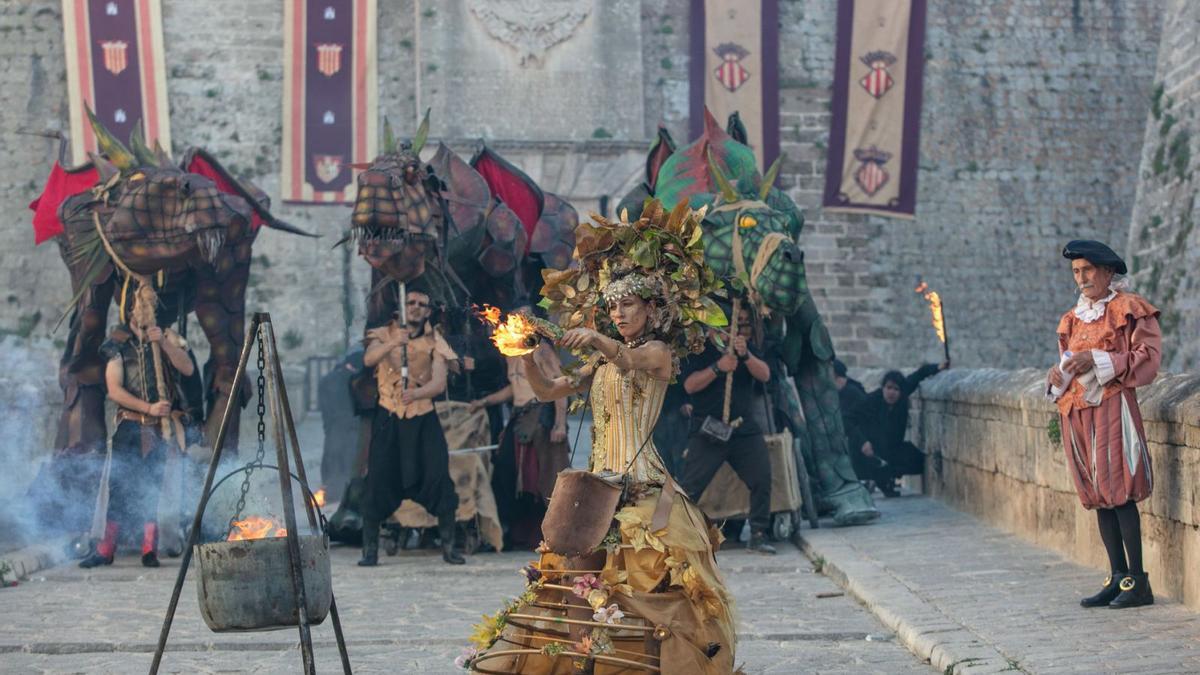 Espectáculo de inauguración de Ibiza Medieval en el Portal de ses Taules, el año pasado.   | VICENT MARÍ