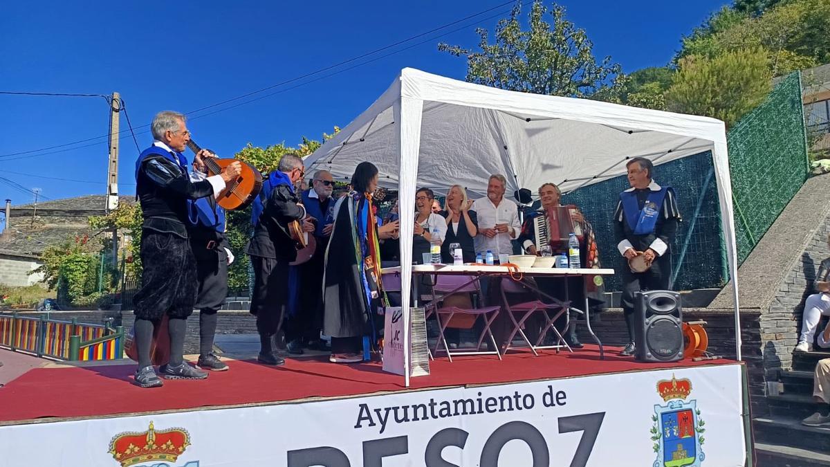 Actuación de Cuarentuna.