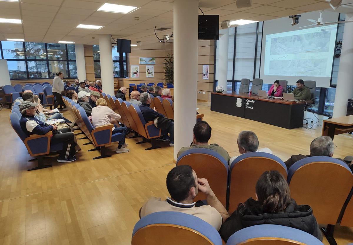 Un momento de la asamblea abierta celebrada en el salón de plenos. | SANTOS ÁLVAREZ