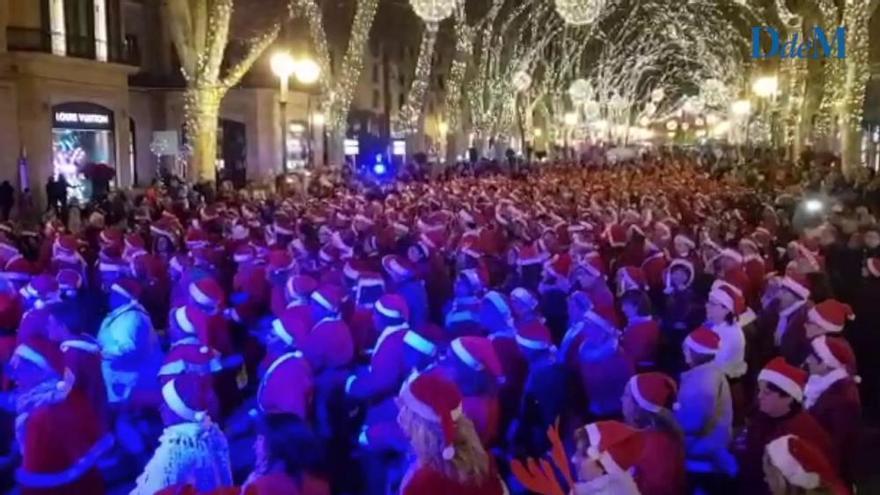 Weihnachtsmänner lassen auf dem Borne die Puppen tanzen