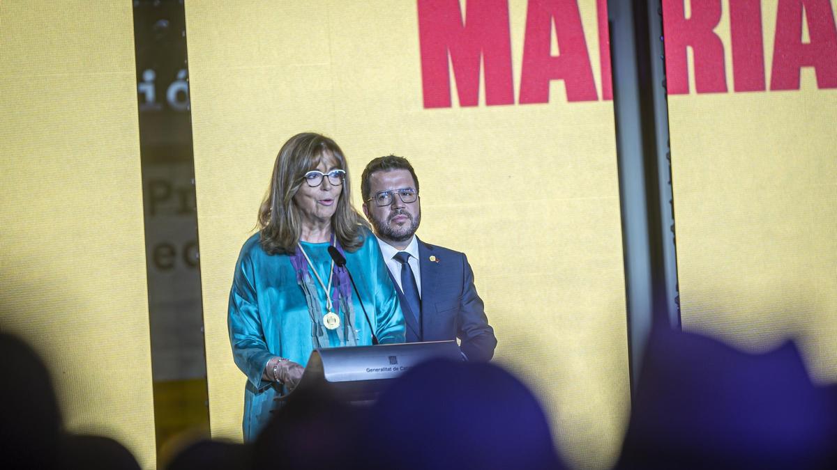 Maria del Mar Bonet y el president Pere Aragonès, en la ceremonia.