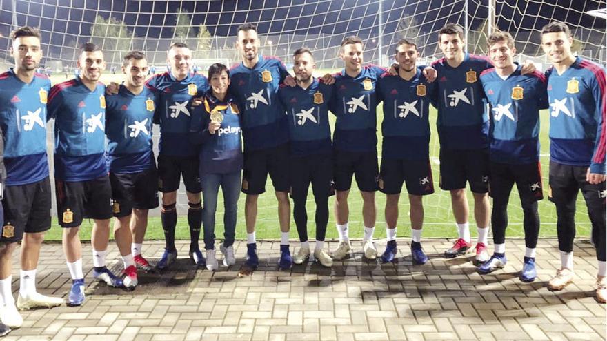 Brais Méndez (primero por la izquierda), Jonny (tercero) y Aspas, junto a la karateca Sandra Sánchez, ayer, en Las Rozas. // RFEF