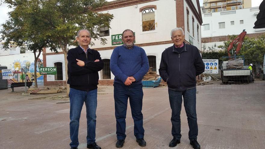 De izquierda a derecha, Adolfo García, José Ramón Rodríguez y Antonio Delgado, el jueves, delante del edificio de 1906 de las antiguas cocheras de Pedregalejo, futura sede del distrito Este.