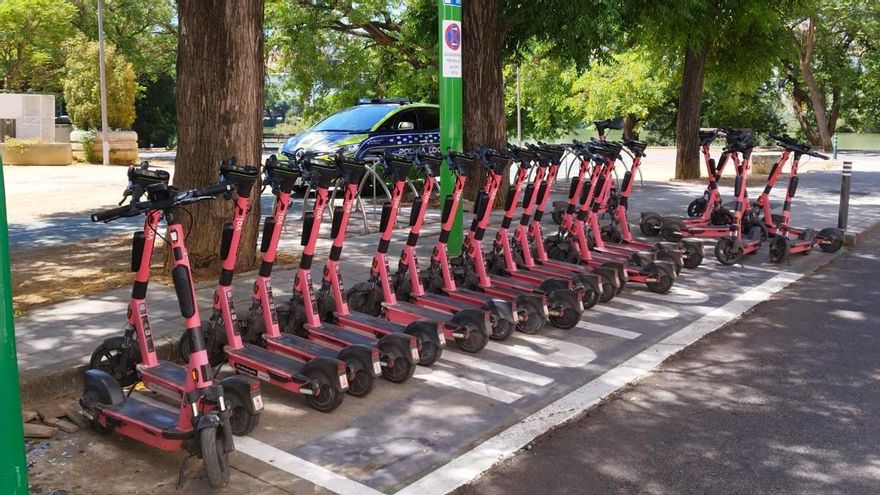 Imagen de la retirada de los patinetes de Voi de Sevilla.