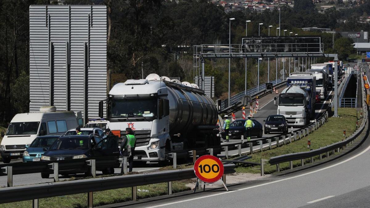 Vehículos aguardan para pasar por un control fronterizo en Tui. // Ricardo Grobas