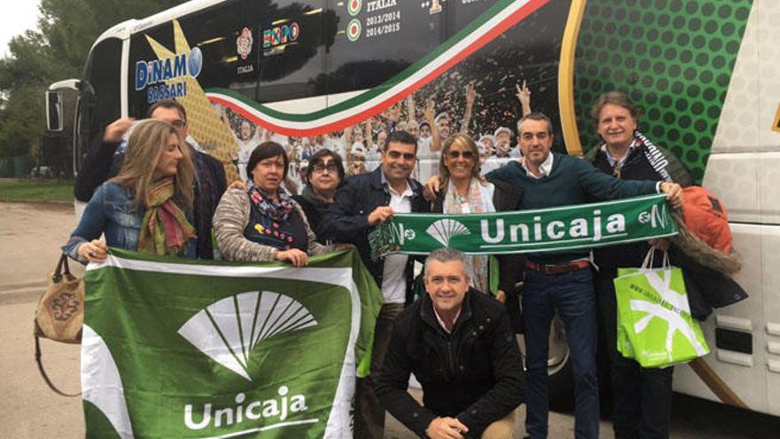 Los aficionados, ayer en Italia, delante del autobús del Sassari.