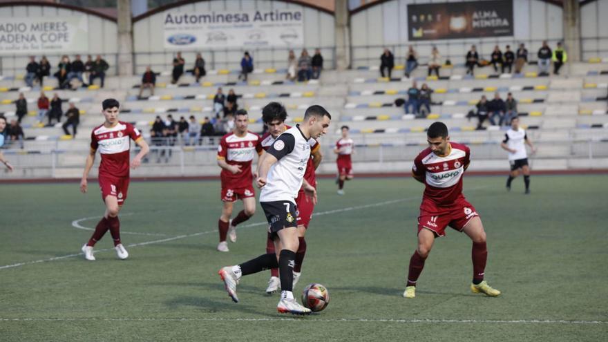 El Caudal urge a renovar el césped de su estadio en Mieres ante la plaga de lesiones que sufre el equipo