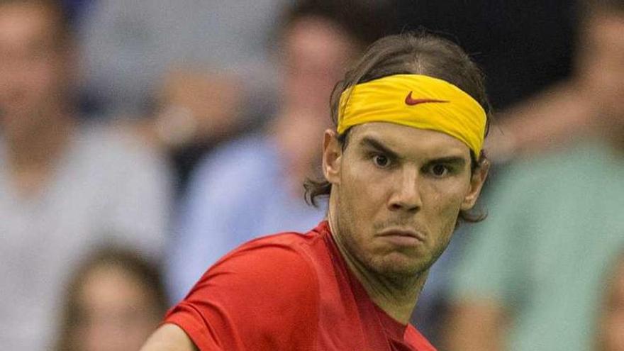 Rafa Nadal disputa una bola en un partido de Copa Davis.