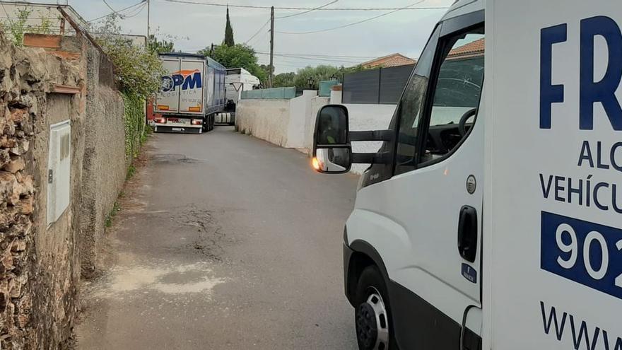 Imagen de uno de los vehículos de gran tonelaje que se encalló en el cruce de la calle Sedenyet de la Democràcia y camino Fornets.