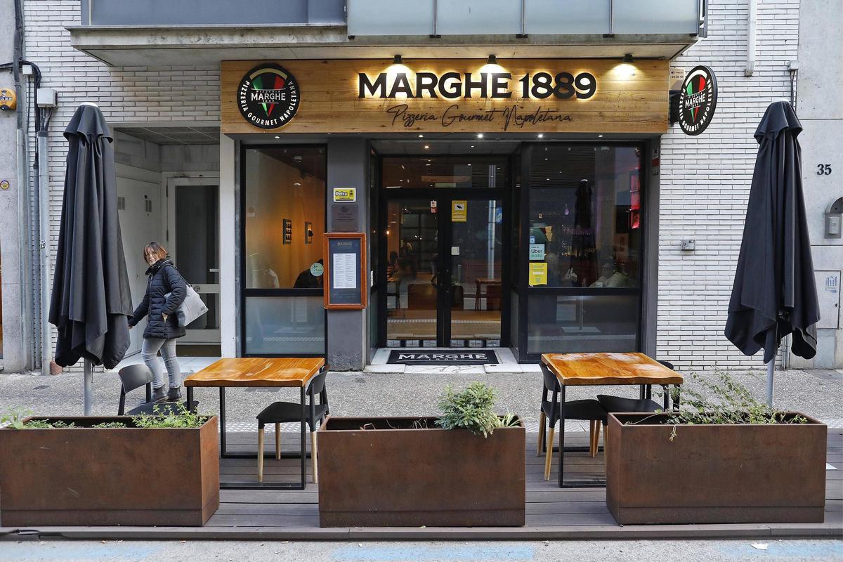 Daniele Espósito preparant una pizza al restaurant Marghe 1889